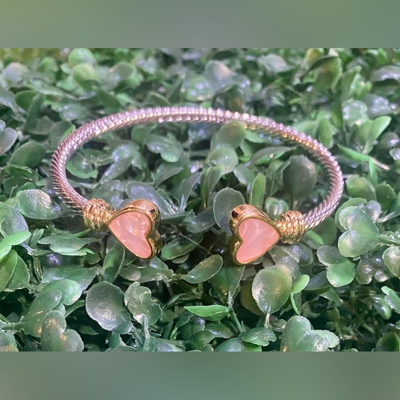 BRAND NEW WITH TAGS Pink Heart Cable Bracelet with Gold Accents - Picture 1 of 1